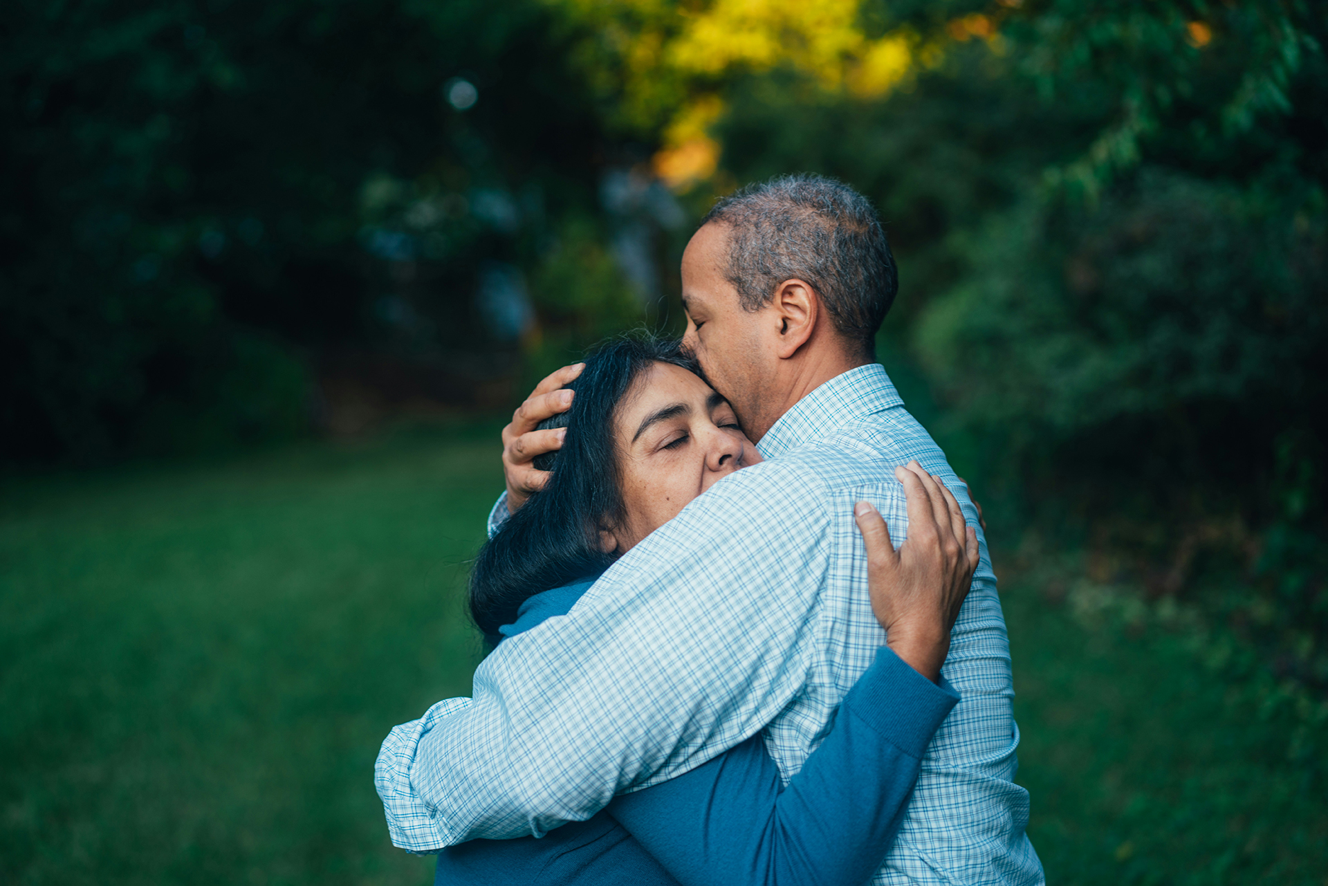 couple hugging outside